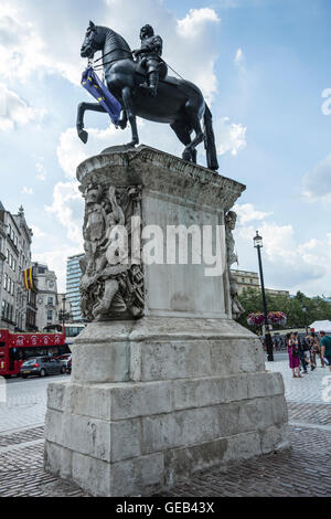 Eine Bronzestatue von König Charles 1 zu Pferd auf dem Trafalgar Square, Westminster, London, England, Großbritannien Stockfoto