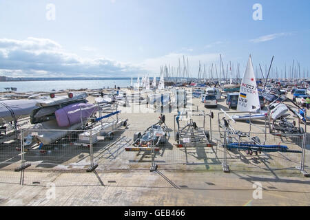 Die Marina ist überfüllt mit Segeln auf einem Windsurf-Wettbewerb an der Playa de Palma, Mallorca, Balearen, Spanien. Stockfoto