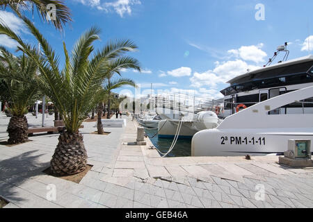 Hafen Sie mit Booten in Puerto Alcudia, Mallorca, Balearen, Spanien am 3. April 2016. Stockfoto