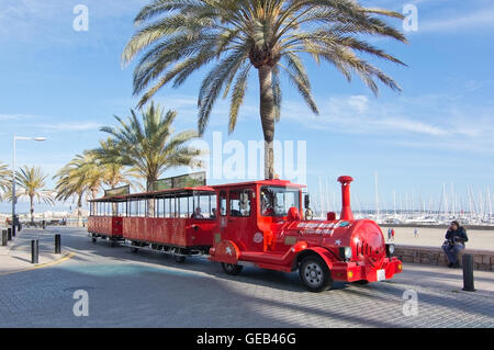 Roten Touristenzug in Frühlingssonne in Can Pastilla, Mallorca, Spanien am 30. April 2016. Stockfoto