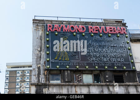 Neon-Beschilderung auf der Raymond Revuebar in der Brewer Street, Soho, London, England, Großbritannien Stockfoto