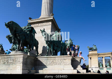 Budapest: Heldenplatz (Hösök Tere) mit dem Millennium-Denkmal, 7 Magyar Stammesfürsten auf dem Pferderücken, Ungarn, Budapest, Stockfoto