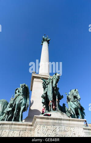 Budapest: Heldenplatz (Hösök Tere) mit dem Millennium-Denkmal, 7 Magyar Stammesfürsten auf dem Pferderücken, Ungarn, Budapest, Stockfoto