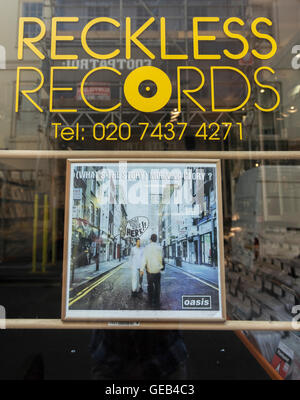 Oasis' Was ist die Story Morning Glory Album Cover im Schaufenster der Reckless Records in Soho, London, UK Stockfoto