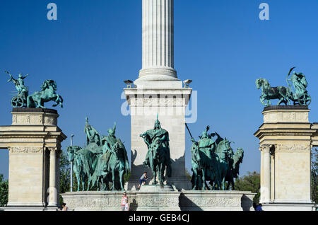 Budapest: Heldenplatz (Hösök Tere) mit dem Millennium-Denkmal, 7 Magyar Stammesfürsten auf dem Pferderücken, Ungarn, Budapest, Stockfoto