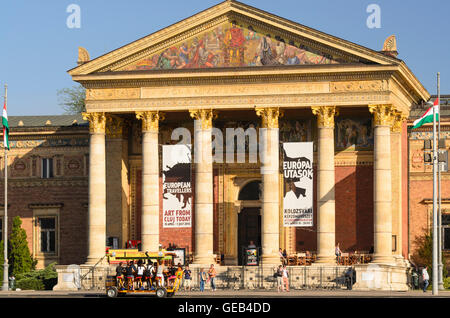 Budapest: Kunstzentrum am Heldenplatz (Hösök Tere), Bierbike, Ungarn, Budapest, Stockfoto