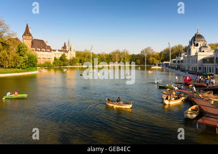 Budapest: Stadtwäldchen (Városliget), Stadt-Park-See, Vajdahunyad-Burg (links), Műjégpálya (rechts) und Mann bei Zorbing, Ungarn, B Stockfoto