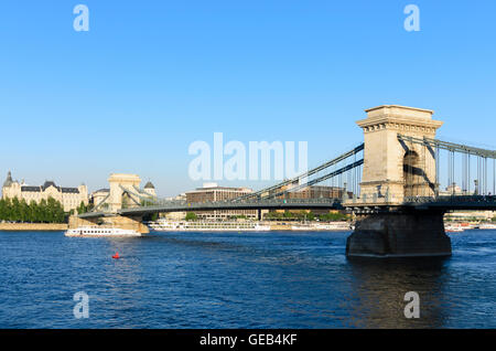 Budapest: Kettenbrücke (Szechenyi Lánchíd) auf Donau und der Gresham Palast, Ungarn, Budapest, Stockfoto