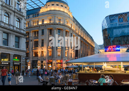 Budapest: quadratisch Vörösmarty ter mit Restaurants und eines Bürogebäudes, Ungarn, Budapest, Stockfoto