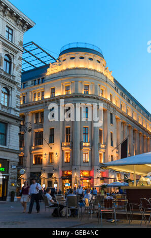 Budapest: quadratisch Vörösmarty ter mit Restaurants und eines Bürogebäudes, Ungarn, Budapest, Stockfoto