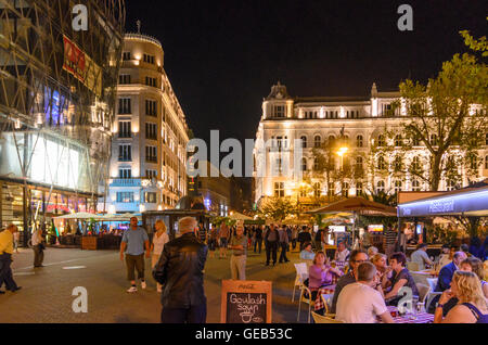 Budapest: quadratisch Vörösmarty ter mit Restaurants und eines Bürogebäudes, Ungarn, Budapest, Stockfoto