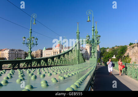 Budapest: Freiheitsbrücke (Szabadsag hid) auf der Donau mit Blick auf die Gellert Hotel, Ungarn, Budapest, Stockfoto