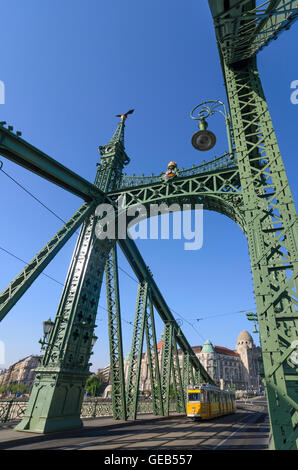 Budapest: Freiheitsbrücke (Szabadsag hid) auf der Donau mit Blick auf die Gellert Hotel, Ungarn, Budapest, Stockfoto