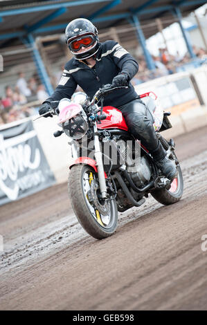 Kings Lynn, Norfolk, Großbritannien. 16.07.2016 fünften jährlichen Dirt Quake Festival mit Guy Martin und "Nebel" Carl Fogarty. Abgebildet ist eine Reiterin in schwarz auf einem roten Motorrad. Stockfoto