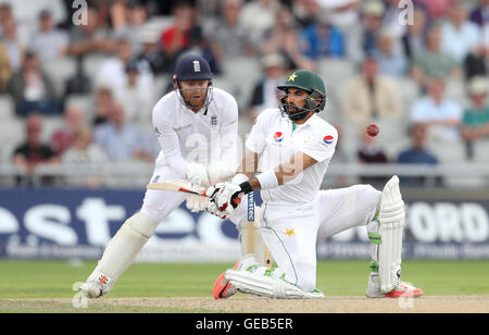 Pakistans Misbah-Ul-Haq versucht einen Sweep von Englands Jonny Bairstow, während am dritten Tag von den zweiten Investec Testspiel im Emirates Old Trafford, Manchester beobachtet. Stockfoto