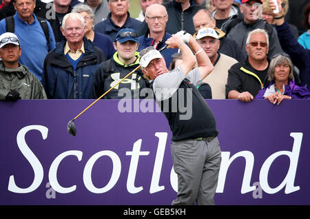 Spaniens Miguel Angel Jimenez am 4. Abschlag tagsüber vier 2016 Senior Open Championship in Carnoustie Golf Links. Stockfoto