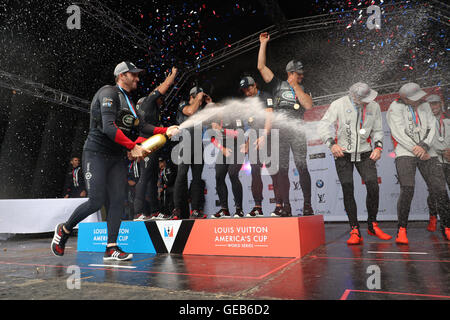 Sir Ben Ainslie feiert mit dem Land Rover BAR-Team nach ihrem Sieg am Tag vier der America Cup Portsmouth Veranstaltung. Stockfoto