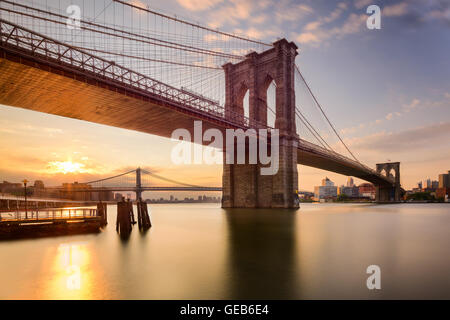 Brooklyn Bridge in New York City bei Sonnenaufgang. Stockfoto