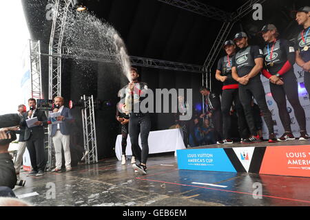 Sir Ben Ainslie feiert mit dem Land Rover BAR-Team nach ihrem Sieg am Tag vier der America Cup Portsmouth Veranstaltung. PRESSEVERBAND Foto. Bild Datum: Sonntag, 24. Juli 2016. PA-Geschichte-Segeln-Amerika zu sehen. Bildnachweis sollte lauten: Steve Parsons/PA Wire. Stockfoto