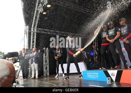 Sir Ben Ainslie feiert mit dem Land Rover BAR-Team nach ihrem Sieg am Tag vier der America Cup Portsmouth Veranstaltung. PRESSEVERBAND Foto. Bild Datum: Sonntag, 24. Juli 2016. PA-Geschichte-Segeln-Amerika zu sehen. Bildnachweis sollte lauten: Steve Parsons/PA Wire. Stockfoto