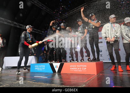 Sir Ben Ainslie feiert mit dem Land Rover BAR-Team nach ihrem Sieg am Tag vier der America Cup Portsmouth Veranstaltung. PRESSEVERBAND Foto. Bild Datum: Sonntag, 24. Juli 2016. PA-Geschichte-Segeln-Amerika zu sehen. Bildnachweis sollte lauten: Steve Parsons/PA Wire. Stockfoto