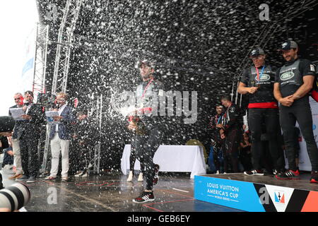 Sir Ben Ainslie feiert mit dem Land Rover BAR-Team nach ihrem Sieg am Tag vier der America Cup Portsmouth Veranstaltung. PRESSEVERBAND Foto. Bild Datum: Sonntag, 24. Juli 2016. PA-Geschichte-Segeln-Amerika zu sehen. Bildnachweis sollte lauten: Steve Parsons/PA Wire. Stockfoto