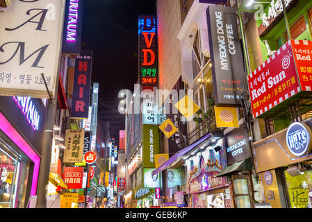 SEOUL, Südkorea - 14. Februar 2013: Leuchtreklamen säumen das Vergnügungsviertel von Myeong-Dong in Seoul. Stockfoto