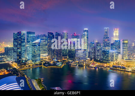 Skyline von Singapur Financial District in der Abenddämmerung.