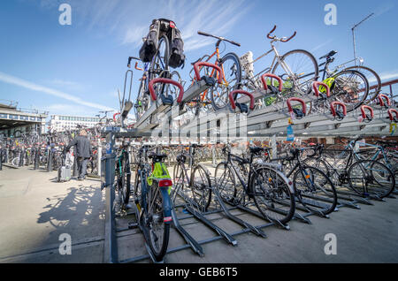 Doppelte Höhe Speicher Fahrradständer bei Waterloo Station, London, UK Stockfoto