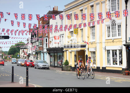 Upton auf Severn angelegt mit Union Jacks vor 90. Geburtstag der Königin Stockfoto