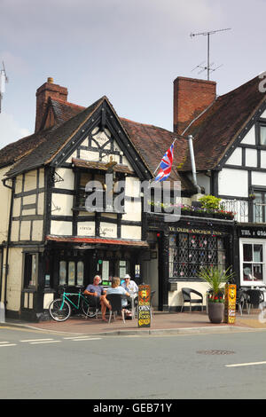 Menschen, die einen Drink außerhalb Ye Olde Anchor Inn, Upton-auf-Severn, Worcestershire, England Stockfoto