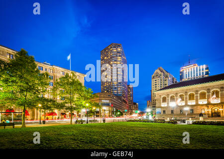 Gebäude am Copley Square in der Nacht, in Back Bay in Boston, Massachusetts. Stockfoto