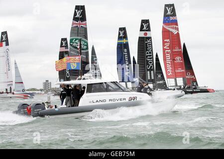 Der Herzog und die Herzogin von Cambridge sitzen Vorderseite des Boot, wie sie der America Cup World Series Portsmouth Rennen von einem Boot auf dem Solent beobachten. Stockfoto