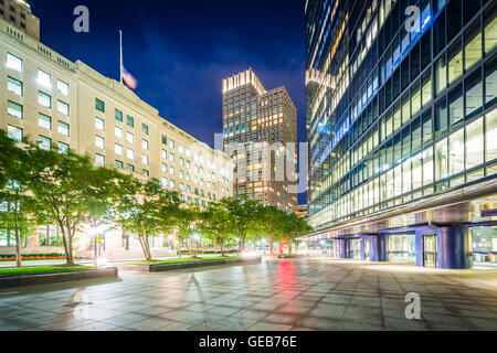 Moderne Gebäude in der Nacht am Copley, in Back Bay in Boston, Massachusetts. Stockfoto