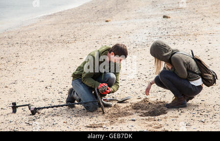 Yong-Mann und Frau Metalldetektor am Strand von Llandudno Wales GB Stockfoto