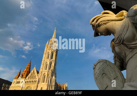 Budapest: Szentharomsag ter (Platz der Heiligen Dreifaltigkeit) mit Matthiaskirche und einer Statue der Pallas Athene (Schild mit dem Wappen Stockfoto