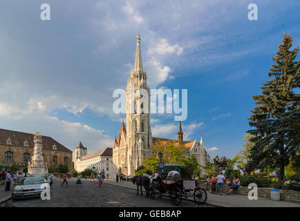 Budapest: Szentharomsag ter (Platz der Heiligen Dreifaltigkeit) mit Pestsäule, Hilton Hotel, Matthiaskirche und Kabine, Ungarn, Budapest Stockfoto