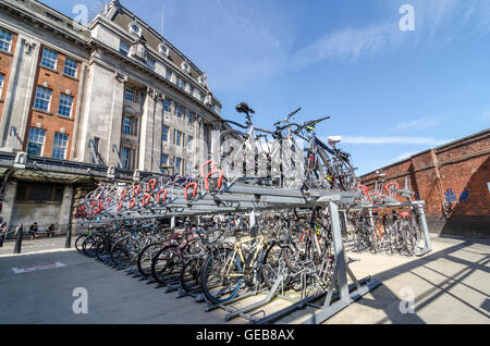 Doppelte Höhe Speicher Fahrradständer bei Waterloo Station, London, UK Stockfoto