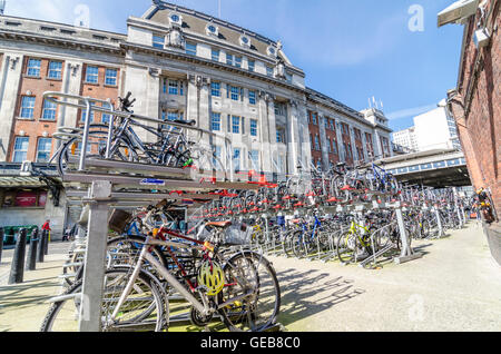 Doppelte Höhe Speicher Fahrradständer bei Waterloo Station, London, UK Stockfoto