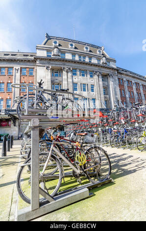 Doppelte Höhe Speicher Fahrradständer bei Waterloo Station, London, UK Stockfoto