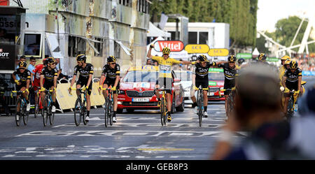 Team Sky Chris Froome kreuzt die Linie mit seinen Teamkollegen, der Tour De France Etappe 21 der 2016 Tour de France in Paris, Frankreich zu gewinnen. Stockfoto