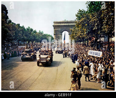 1944 BEFREIUNG VON PARIS VIVE DE GAULLE Historisches Bild der Befreiung von Paris mit amerikanischen Truppen Militärfahrzeuge und General Charles de Gaulle in einer Festparade August 1944 Arc de Triomphe Paris Frankreich Stockfoto