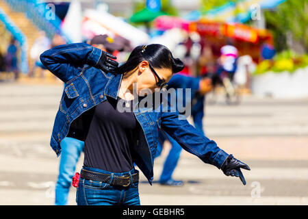 Weiblichen Rockabilly Tanz in voller Jean Outfit und slicked zurück Haar führt zu Rock'n'Roll-Musik wöchentlich im Yoyogi-park Stockfoto