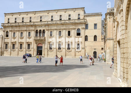 Lecce, Italien - 23. Juni 2016: Besucher zu Fuß Duomo Platz in Lecce, Italien Stockfoto