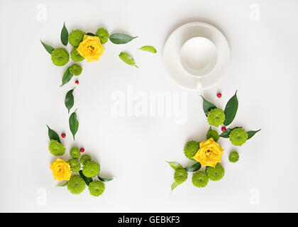 Becher für Kaffee oder Tee mit Kranz aus Rosen, Kamille und Chrysanthemen Blumen, Ficus Blätter und Reife Rowan auf weiß ba Stockfoto