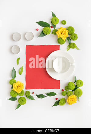 Papier, Kerzen und Becher für Kaffee oder Tee mit Kranz aus Rosen, Kamille und Chrysanthemen Blumen, Ficus Blätter und rip Stockfoto