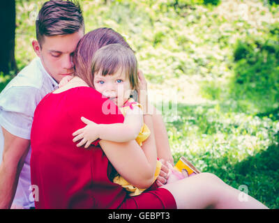 Mutter hält ihr niedlichen Baby-Mädchen Weinen Stockfoto