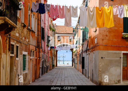 Bunte Wäsche hängen auf eine Kleidung Linie Venedig Italien Stockfoto