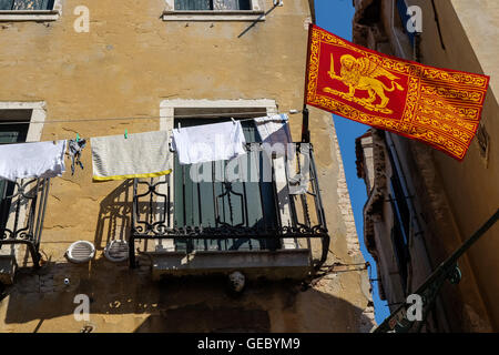 Venezianische Flagge von Saint Marks fliegen auf einem Balkon Venedig Italien Stockfoto