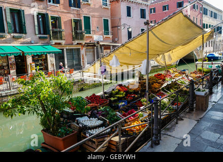 Bootsmarkt für Obst und Gemüse ankern in Io San Barnaba, Venedig Italien Stockfoto